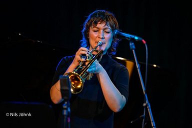 2026-02-03 Moritz Schöwing Nonet / Eva Klimmek Quartett Künstlerin mit Trompete vor einem Mikrofon