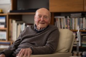 Hermann Rauhe Porträt von einem Mann der in einem Sessel sitzt
