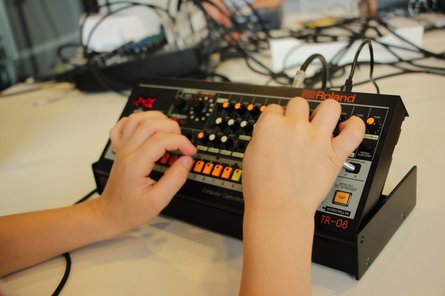 ligetizentrum synthesizer workshop KINDER 2026 Hände, die einen Synthesizer bedienen