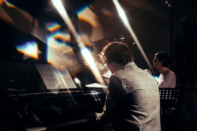2025-05-17 Constantin Krahmer Person von hinten, die Klavier spielt