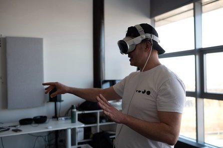 Person mit VR-Brille streckt die Arme tastend nach vorne