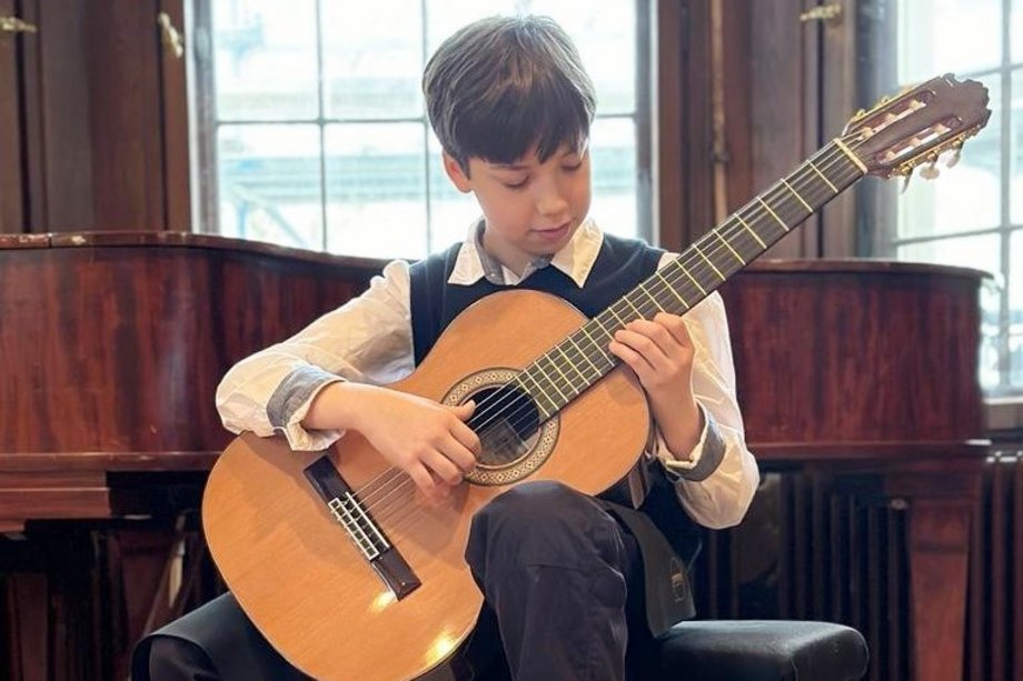 Jugend Musiziert Junge an Gitarre