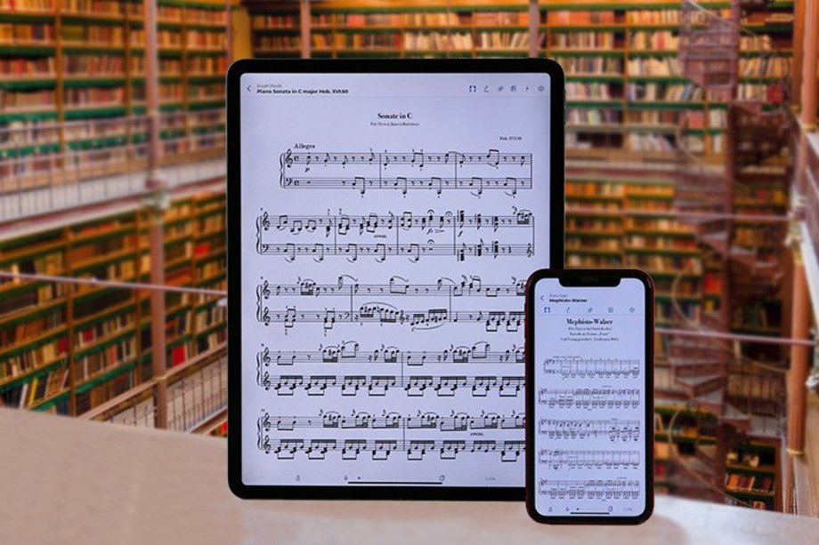 Tablet mit digitalen Noten vor Bibliothek