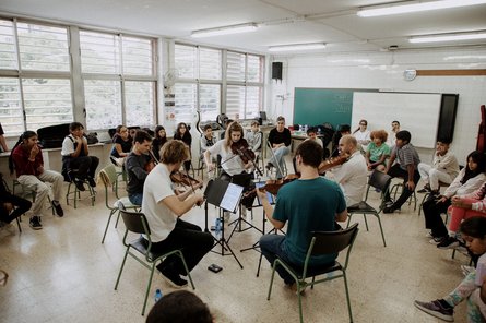 2026-02-14 Musethica Gruppe mit Instrumenten in einem Stuhlkreis sitzend