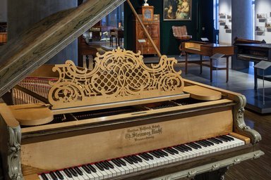 Piano music on historical pianos Historical piano in the Museum für Kunst und Gewerbe