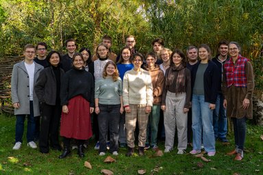 Konzertchor Kirchenmusik 2026 Gruppenfoto mit 20 Personen im Grünen bei Sonnenschein