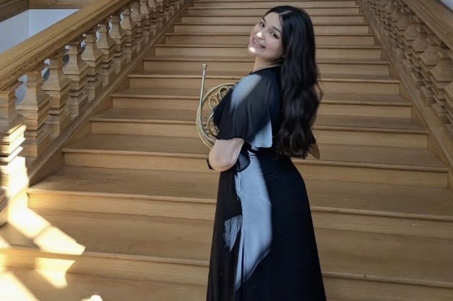 Roxana Mondragon mit Horn auf eine Treppe