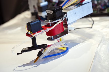 Workshop Malen Computergeführter Stift auf Papier mit bunten Drähten