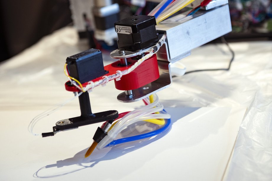 Workshop Malen Computergeführter Stift auf Papier mit bunten Drähten