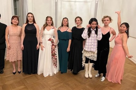 2025-12-12 Operngala Opernklasse der HfMT, Gruppe in Abendgarderobe