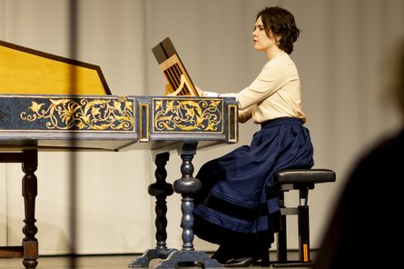 eine Frau, die Cembalo spielt