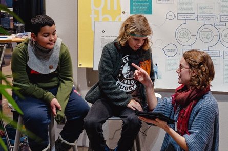2025-07-07 Wie klingt mein Harburg? Foto von zwei sitzenden Kindern, die von einer Frau interviewt werden