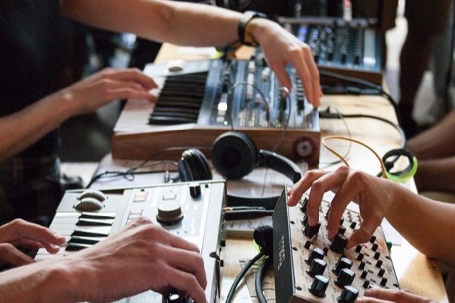 KlangwerkStadt Synthesizer werden von Händen bespielt