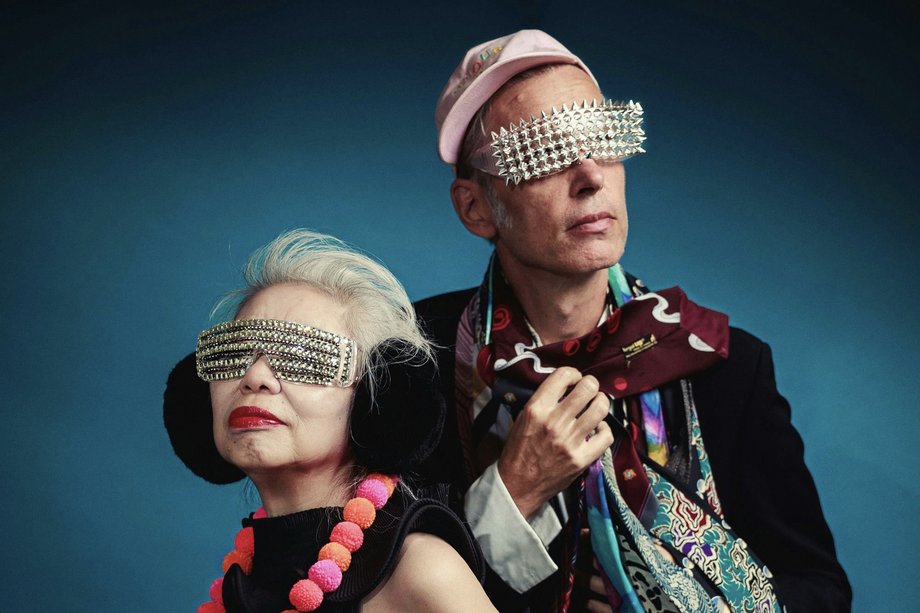 Die Künstler:innen mit auffälligen Sonnenbrillen