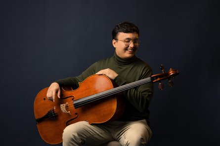 Musiker mit Instrument Cello, dunkle Farben
