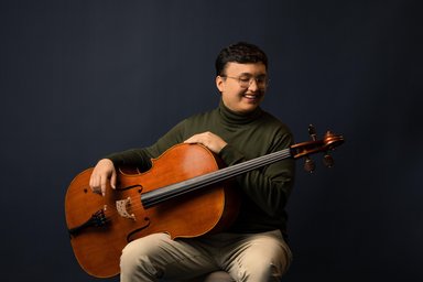 Eloy Medina Musiker mit Instrument Cello, dunkle Farben