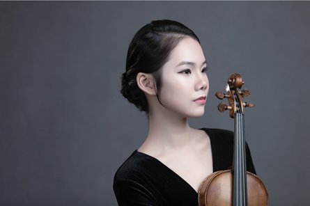 Jie Pei mit Violine