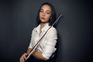 Zeynep Duru Serto?lu Zeynep Duru Serto?lu mit einem Bogen