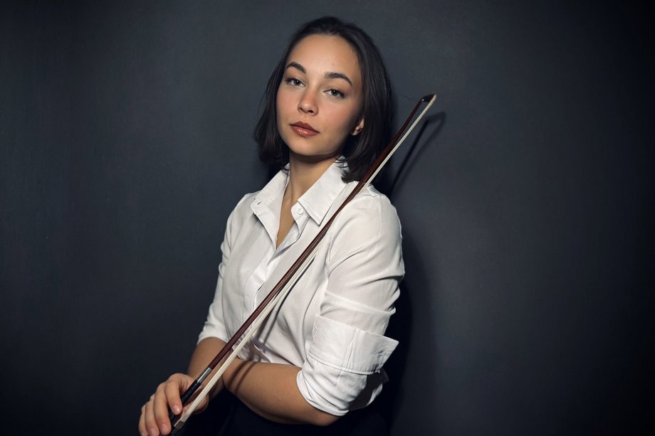 2026-05-28 Zeynep Duru Serto?lu Zeynep Duru Serto?lu mit einem Bogen