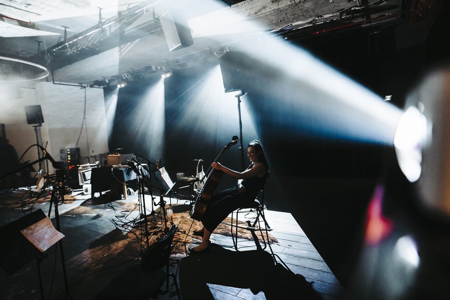 Cellistin im Scheinwerferlicht