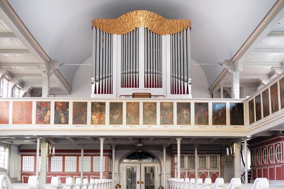 Orgel in St. Johannis Eppendorf Blick in hellen Kirchenraum mit Sitzreihen und Orgel auf Empore