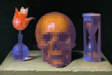 SENSORIUM: ARTIFICIAL STATES OF NATURE eine Blumenvase, ein Schädel und eine Sanduhr (verpixelt dargestellt) auf Stein