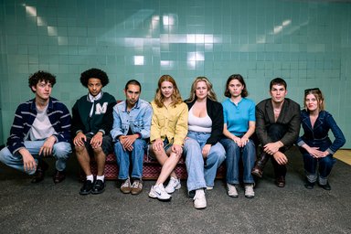 Abschlussjahrgang Schauspiel 2025/26. Sofa Eight people are sitting on a sofa.