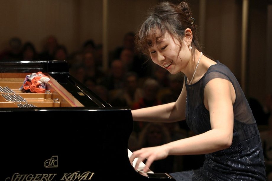 Lucia Lvjie Zhang am Klavier vor Publikum