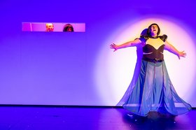 Szenenfoto mit Till Gedack Ein:e Schauspieler:in auf der Theaterbühne