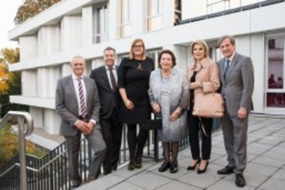 Gruppenfoto vor dem Trautweingebäude