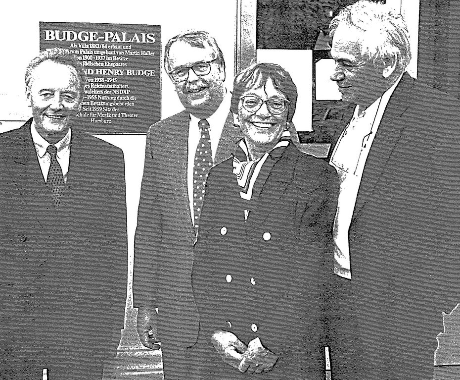 Inauguration of the sculpture "Stage of Remembrance" with Hermann Rauhe, Leonhard Hajen, Urte Clasing, Dan Richter-Levin 4 People in front of the memorial plaque for the Budge couple in front of the entrance to the HfMT