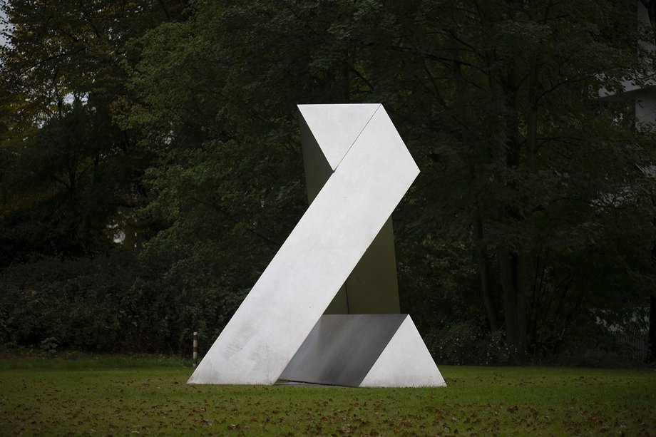 geometrische Metallskulptur auf einer Wiese