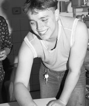 Schwarz-weiß Foto von lachender Person.