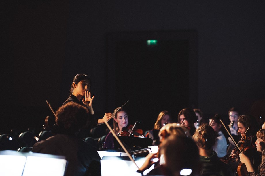 junge norddeutsche Philharmonie - späte Rückkehr spielendes Orchester