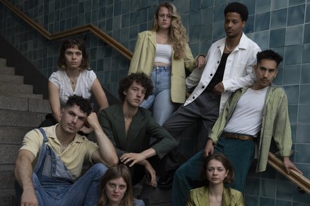 Gruppenfoto von acht Personen