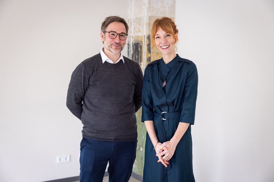 Barbara Hans und Martin Zierold Frau und Mann stehen vor einer Säule