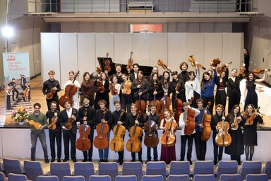 2026 Stiftung Musikleben Gruppenbild der Stipendiat:innen mit ihren Instrumenten