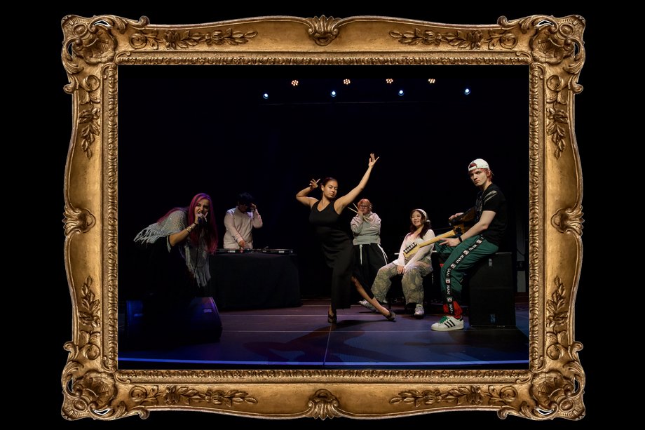 HipHop Performance mit goldenem Rahmen