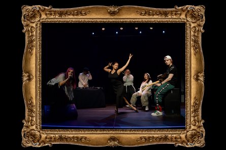 HipHop - Abschluss-Show 2026 HipHop Performance mit goldenem Rahmen