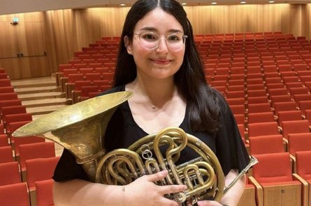 2025-07-14 Roxana Mondragón Portrait mit Horn in der Hand