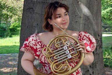 2025-07-14 Roxana Mondragón Portrait mit Horn in der Hand