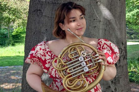 2025-07-14 Roxana Mondragón Portrait mit Horn in der Hand