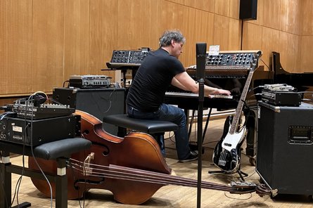 Mann von hinten mit Instrumenten und Mischpult