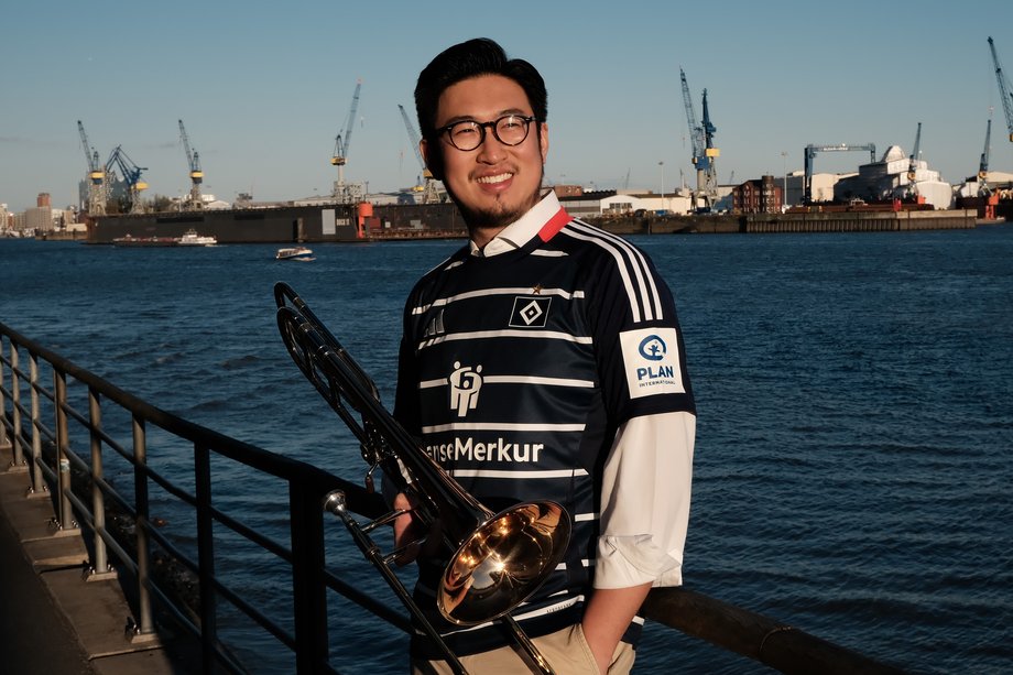 Portrait mit Posaune am Hafen von Hamburg