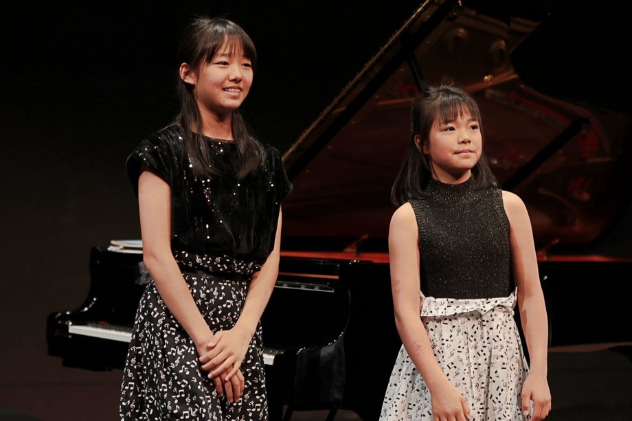 2025-04-02 Junior-Konzert Jugend Musiziert Zwei Mädchen stehen mit dem Rücken zu einem Flügel