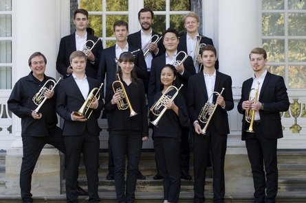 2026-04-01 Trompetenensemble Matthias Höfs Trompetenensemble Matthias Höfs mit den Trompeten auf einer Treppe