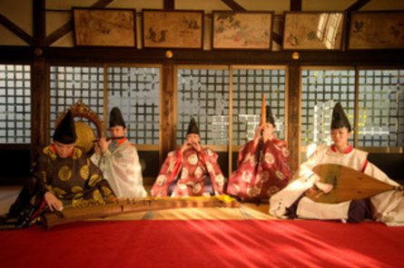 Gagaku Gruppe traditionell japanisch gekleideter Personen in einem Raum sitzend