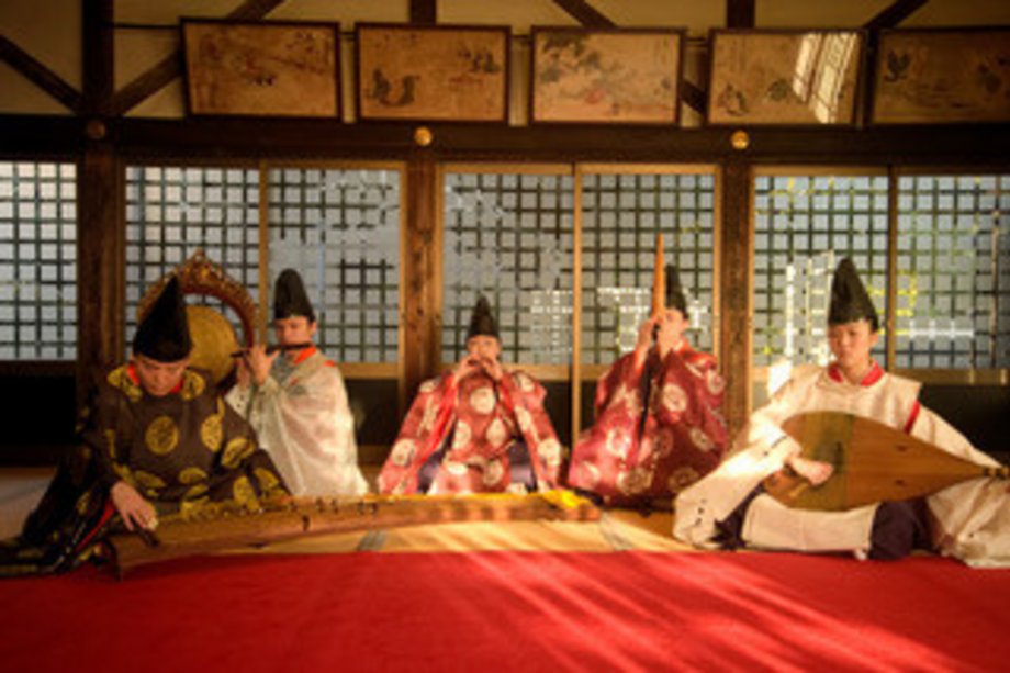 Gagaku Gruppe traditionell japanisch gekleideter Personen in einem Raum sitzend