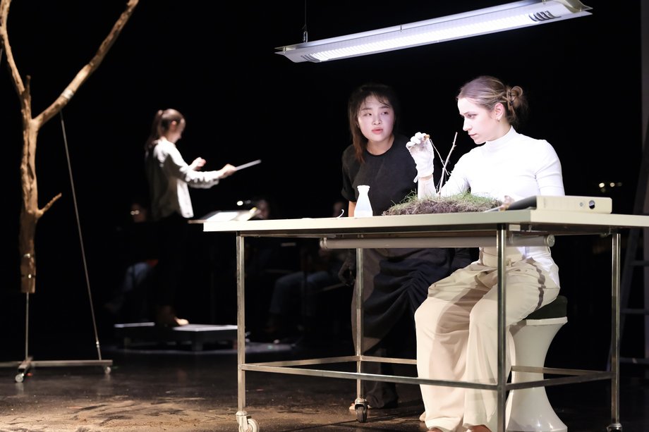 MTP 2 Charlotte Wulff 2 Frauen am Tisch mit Neonlampe und verschiedenen Forschungsutensilien