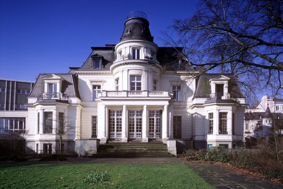 Budge Palais - blauer Himmel